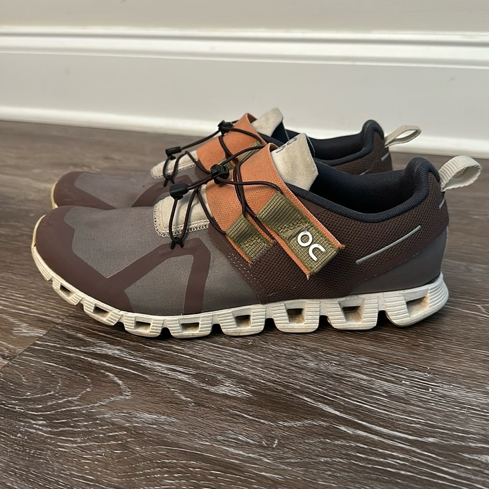 Women’s size 9.5 ON cloud walking shoes.